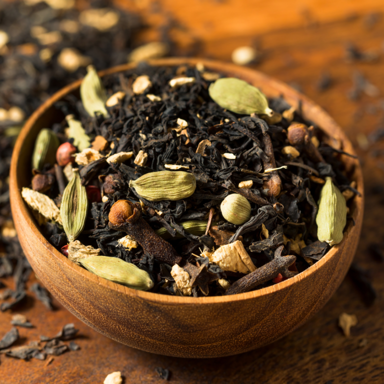 Té negro chai con especias Cuenco con té negro y especias
