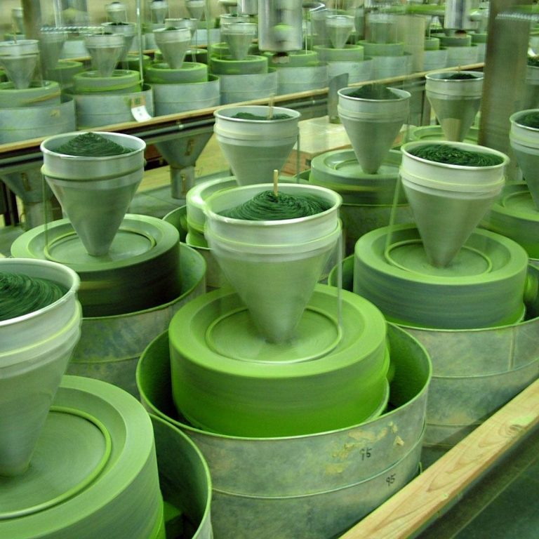 molienda de matcha molinos de piedra molienda hojas de tencha hasta convertirlo en polvo fino de matcha