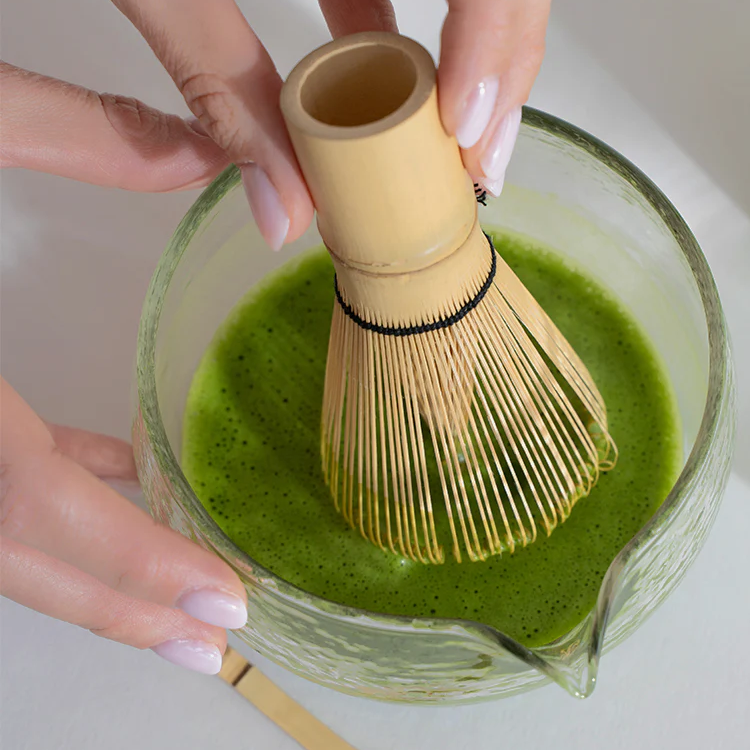 Te verde matcha grado ceremonial Te matcha grado ceremonial en chawan con chasen